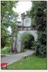 Podzamcze Chęcińskie - brama wjazdowa do parku